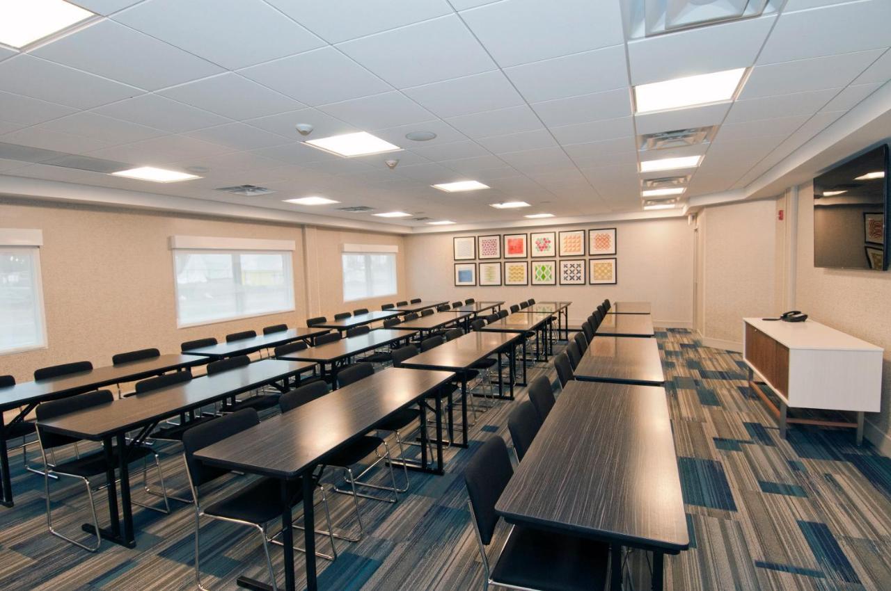 Holiday Inn Express & Suites Johnstown By Ihg Exterior foto